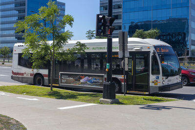 Bus 22037
8/5/2026 - Bus 22037 on route 21
Keywords: Réseau de transport de Longueuil Route 21;Bus;Nova Bus